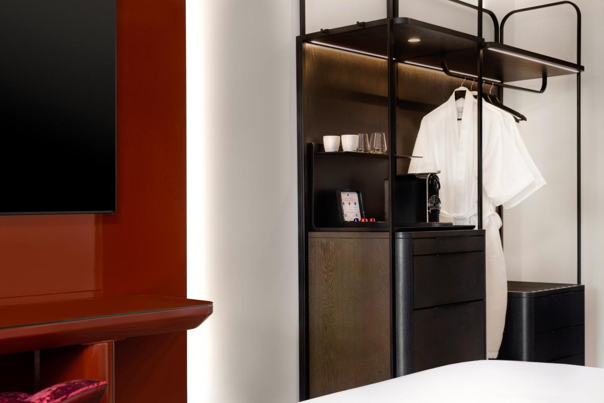 Revery Toronto Downtown, Curio Collection By Hilton Exterior photo