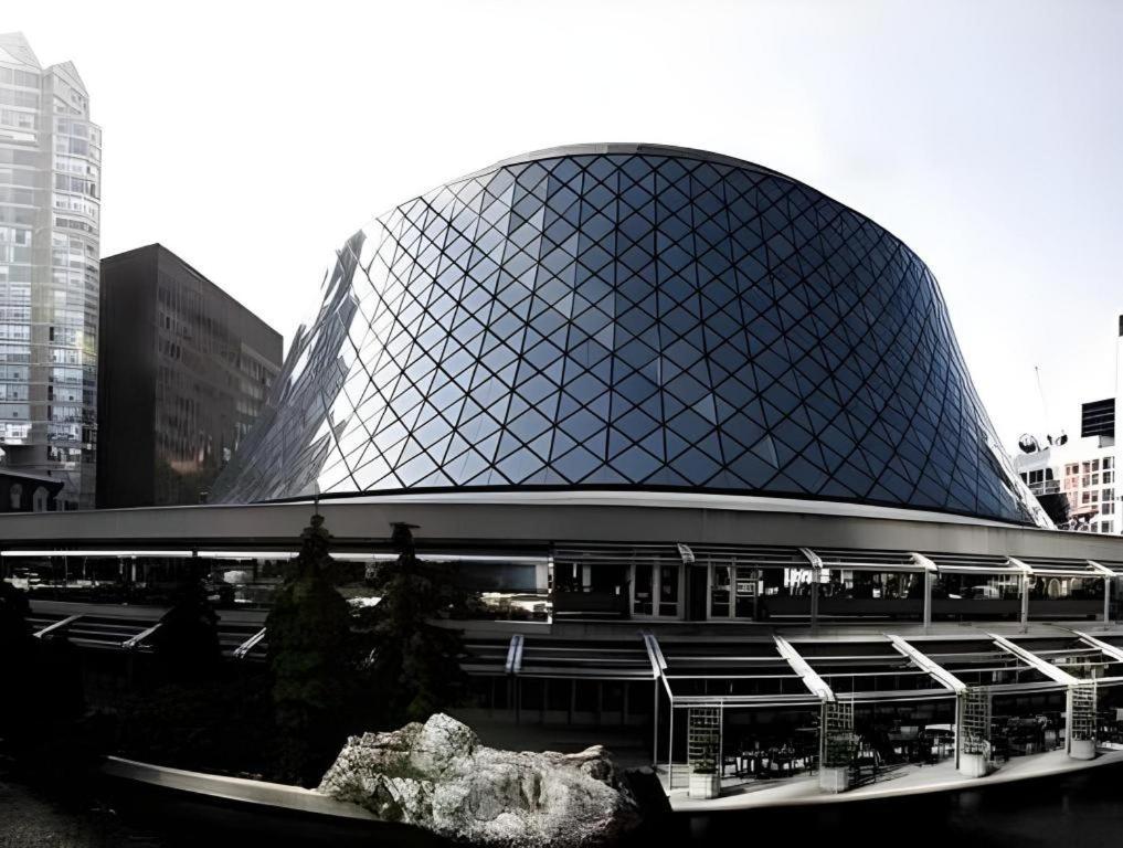 Revery Toronto Downtown, Curio Collection By Hilton Exterior photo